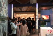 抽签看事百年典藏首渡重洋 124套英国工艺美术运动珍品亮相天津