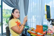 抽签看事泰国主播品三亚榴莲：“尝到了家乡味”