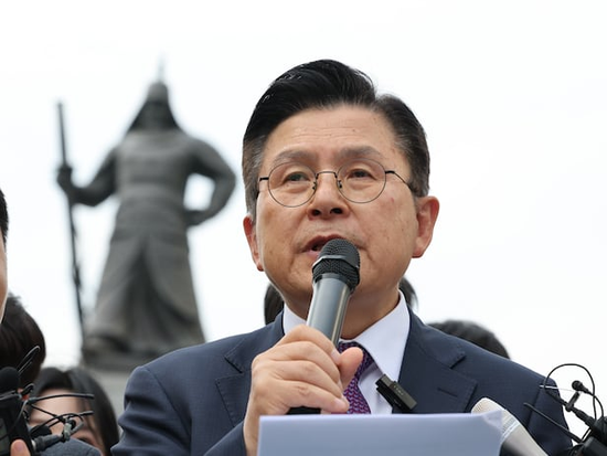 韩媒：韩国无党派总(🐹)统候选(🤲)人黄教安宣布退选，支持执政党候选人金文洙
